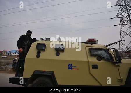 Srinagar, Indien. 16. Februar 2023. Cordon- und Suchoperation CASO gestartet von der indischen Armee, der Polizei von Jammu und Kaschmir und dem CRPF in Srinagar, Indien, am 16. Februar 2023. Nach dem Schuss wurden Schüsse laut den lokalen Medien gehört. Nicht identifizierte Terroristen schossen auf einen Regierungsangestellten in der Gegend von Bemina in Srinagar. Der Zivilist arbeitet in der Finanzabteilung der Regierung von Jammu und Kaschmir und überlebte den Angriff, als die Kugeln das Ziel verfehlten. (Foto: Mubashir Hassan/Pacific Press/Sipa USA) Guthaben: SIPA USA/Alamy Live News Stockfoto