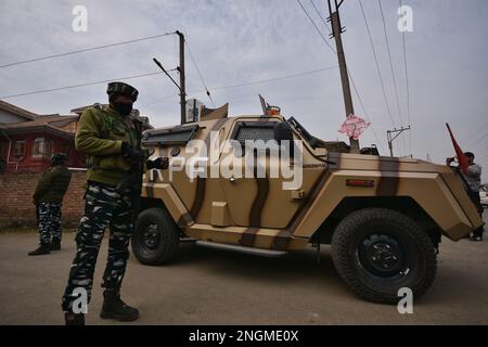 Srinagar, Indien. 16. Februar 2023. Cordon- und Suchoperation CASO gestartet von der indischen Armee, der Polizei von Jammu und Kaschmir und dem CRPF in Srinagar, Indien, am 16. Februar 2023. Nach dem Schuss wurden Schüsse laut den lokalen Medien gehört. Nicht identifizierte Terroristen schossen auf einen Regierungsangestellten in der Gegend von Bemina in Srinagar. Der Zivilist arbeitet in der Finanzabteilung der Regierung von Jammu und Kaschmir und überlebte den Angriff, als die Kugeln das Ziel verfehlten. (Foto: Mubashir Hassan/Pacific Press/Sipa USA) Guthaben: SIPA USA/Alamy Live News Stockfoto