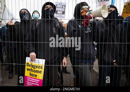 Rotherham, Großbritannien. 18. Februar 2023. Gegenprotestierende rufen die Menschen an, die in England wegen des englischen Protests vor dem Holiday Inn Hotel, das Flüchtlinge beherbergt. Vor dem Hotel wurde ein Protest gegen die Einwanderung organisiert, in dem Asylbewerber untergebracht waren, die auf die Bearbeitung der Anträge warteten. Ein Gegenprotest wurde auch von "Stand-Up-Rassismus" inszeniert. Kredit: Andy Barton/Alamy Live News Stockfoto