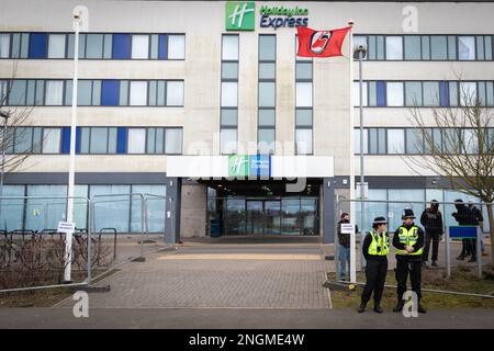 Rotherham, Großbritannien. 18. Februar 2023. Vor dem Holiday Inn Hotel, das Flüchtlinge beherbergt, wird eine Antifa-Flagge gehisst. Vor dem Hotel wurde ein Protest gegen die Einwanderung organisiert, in dem Asylbewerber untergebracht waren, die auf die Bearbeitung der Anträge warteten. Ein Gegenprotest wurde auch von "Stand-Up-Rassismus" inszeniert. Kredit: Andy Barton/Alamy Live News Stockfoto