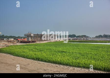 Unter der Baubrücke in Paikgacha, Khulna, Bangladesch. Stockfoto