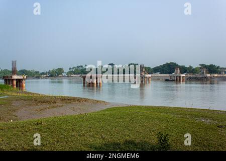 Unter der Baubrücke in Paikgacha, Khulna, Bangladesch. Stockfoto