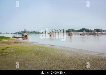 Unter der Baubrücke in Paikgacha, Khulna, Bangladesch. Stockfoto