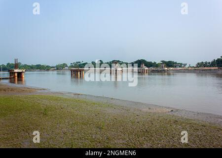 Unter der Baubrücke in Paikgacha, Khulna, Bangladesch. Stockfoto