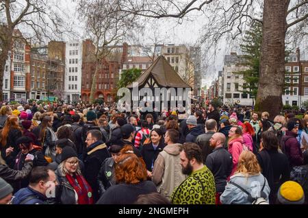 London, Großbritannien. 18. Februar 2023 Wache für das ermordete Mädchen Brianna Ghey am Soho Square. Das 16-jährige Mädchen, das Transgender war, wurde in Warrington erstochen und zwei Teenager wurden im Zusammenhang mit ihrem Tod verhaftet. Kredit: Vuk Valcic/Alamy Live News Stockfoto