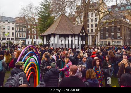 London, Großbritannien. 18. Februar 2023 Wache für das ermordete Mädchen Brianna Ghey am Soho Square. Das 16-jährige Mädchen, das Transgender war, wurde in Warrington erstochen und zwei Teenager wurden im Zusammenhang mit ihrem Tod verhaftet. Kredit: Vuk Valcic/Alamy Live News Stockfoto