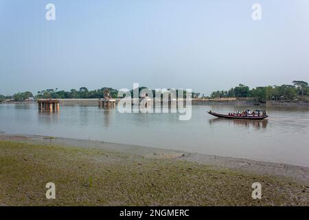 Unter der Baubrücke in Paikgacha, Khulna, Bangladesch. Stockfoto