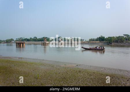 Unter der Baubrücke in Paikgacha, Khulna, Bangladesch. Stockfoto