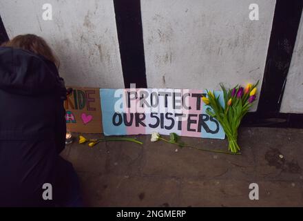 London, Großbritannien. 18. Februar 2023 Wache für das ermordete Mädchen Brianna Ghey am Soho Square. Das 16-jährige Mädchen, das Transgender war, wurde in Warrington erstochen und zwei Teenager wurden im Zusammenhang mit ihrem Tod verhaftet. Kredit: Vuk Valcic/Alamy Live News Stockfoto