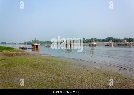 Unter der Baubrücke in Paikgacha, Khulna, Bangladesch. Stockfoto