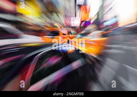 Bild mit Kamera mit Zoom-Effekt des geschäftigen Autos in Manhattan, New York City, USA Stockfoto