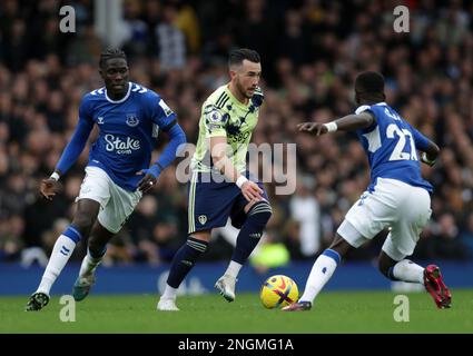 Goodison Park, Liverpool, Großbritannien. 18. Februar 2023. Premier League Football, Everton gegen Leeds United; Jack Harrison von Leeds United gegen Idrissa Gueye of Everton Credit: Action Plus Sports/Alamy Live News Stockfoto