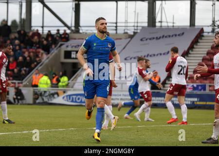 Captain Luke Waterfall feiert nach seinem Tor für Grimsby Town, Und gleicht sich an, um die Punktzahl von 1 bis 1 gegen Northampton Town während der zweiten Hälfte des Sky Bet League 2-Spiels zwischen Northampton Town und Grimsby Town im PTS Academy Stadium, Northampton, am Samstag, den 18. Februar 2023, zu erreichen. (Foto: John Cripps | MI News) Guthaben: MI News & Sport /Alamy Live News Stockfoto