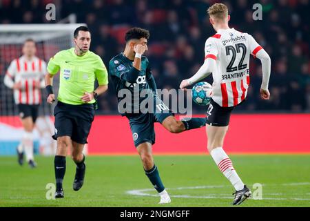 11-02-2023: Sport: PSV gegen Groningen EINDHOVEN, NIEDERLANDE - FEBRUAR 11: Deleho Irandust (FC Groningen) und Jarrad Branthwaite (PSV) während des Spiels Stockfoto