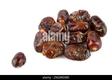 Getrocknete Datteln isoliert auf weißem Hintergrund. Geben Sie Platz für Text frei. Stockfoto