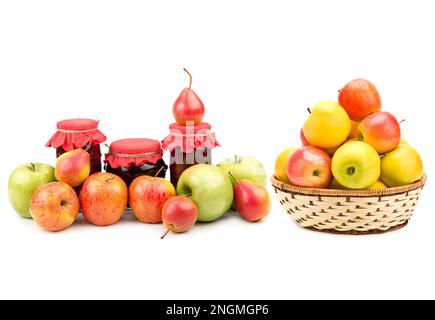 Äpfel in einem Korb aus Korb, Marmelade aus Äpfeln und Birnen isoliert auf weißem Hintergrund. Collage. Stockfoto