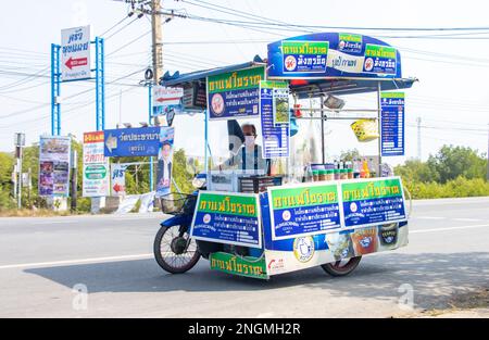 BANGKOK, THAILAND, FEBRUAR 07 2023, fährt der Verkäufer für kalte Getränke ein Motorrad mit einem mobilen Ständer Stockfoto