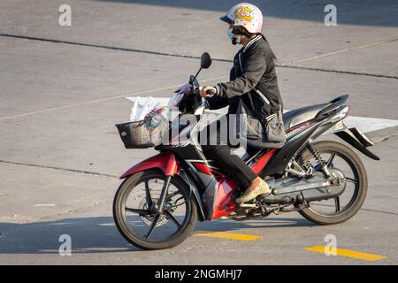 SAMUT PRAKAN, THAILAND, FEBRUAR 08 2023, Eine Frau fährt Motorrad Stockfoto