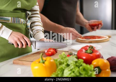 Ein Paar macht Pizza in der Küche, Nahaufnahme. Zusammen kochen Stockfoto