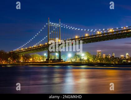 Robert F. Kennedy Bridge (auch bekannt als Triboro Bridge) bei Sonnenuntergang von Randalls Island, New York. Stockfoto
