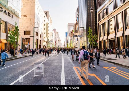 Ginza, Tokyo's Top Shopping District. Blick auf die Straße von Menschen auf Chuo-dori durch die Cartier Gebäude an einem Wochenende, wenn Ginza eine Fußgängerzone ist. Stockfoto