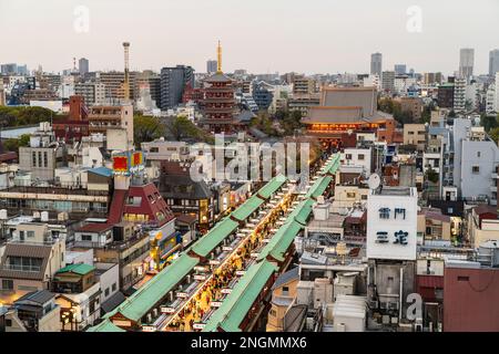 Tokio. Schrein und Sensoji-Tempel in Asakusa und Pagode am Ende der Nakamise, einem überfüllten souvenir Shopping Straße die zum zweiten Tor. Blaue Stunde. Stockfoto