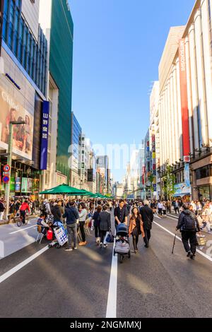 Blick entlang der Ginza Chou Dori Haupteinkaufsstraße am Wochenende, wenn es sich um eine Fußgängerzone. Straße besetzt mit Menschen zu Fuß durch Mitsukoshi speichern. Stockfoto