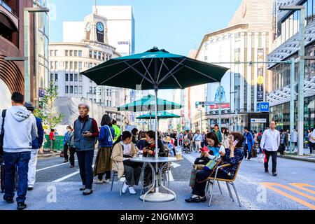 Blick entlang der Ginza Chou Dori Haupteinkaufsstraße am Wochenende, wenn es sich um eine Fußgängerzone. Straße besetzt mit Menschen zu Fuß durch Mitsukoshi speichern. Stockfoto