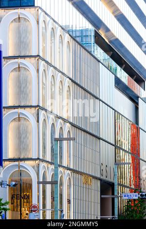 Tokio. Komprimierte Perspektive Blick entlang der Ginza sechs hochwertigen Shopping Komplex mit den Fendi und Valentino flagship Fashion Stores im Vordergrund. Stockfoto