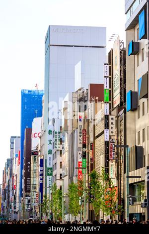 Komprimierte Perspektive Blick entlang der Ginza in Tokio. Verschiedene store Gebäude mit Straße zu einer Fußgängerzone mit Leuten gefüllt umgewandelt. Stockfoto