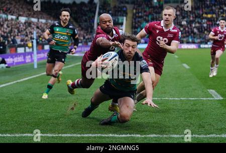 James Ramm von Northampton leugnet, dass Tom O'Flaherty von Sale beim Gallagher Premiership Match im Cinch Stadium in Franklin's Gardens, Northampton, einen Versuch unternimmt. Foto: Samstag, 18. Februar 2023. Stockfoto