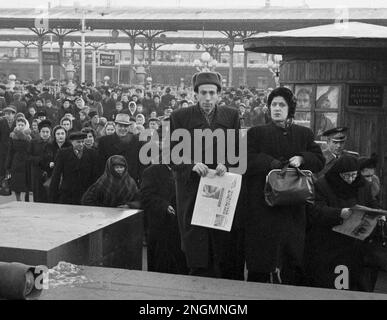 Pendler an einem Bahnhof in Moskau, 1956 Stockfoto
