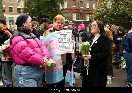 London, Großbritannien. 18. Februar 2023. London, Großbritannien. Nachtwache für die ermordete Teenagerin Brianna Ghey am Soho Square. Kredit: michael melia/Alamy Live News Stockfoto