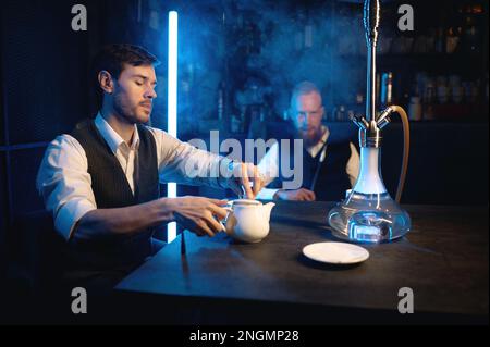 Gute Freunde treffen sich in der Hookah Lounge, Entspannungskonzept Stockfoto