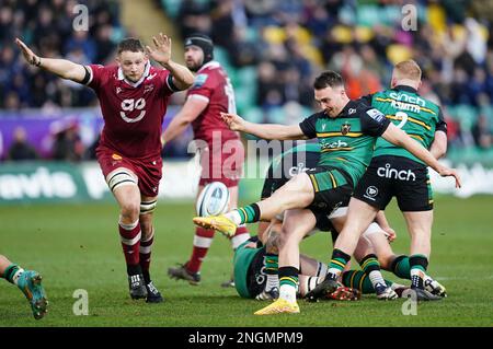 Northamptons Tom James tritt während des Gallagher Premiership-Spiels im Cinch Stadium in Franklin's Gardens, Northampton. Foto: Samstag, 18. Februar 2023. Stockfoto