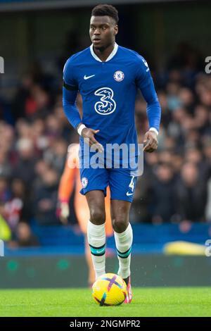 London, Großbritannien. 18. Februar 2023. Benoît Badiashile of Chelsea während des Spiels der Premier League zwischen Chelsea und Southampton auf der Stamford Bridge, London, England am 18. Februar 2023. Foto: Salvio Calabrese. Nur redaktionelle Verwendung, Lizenz für kommerzielle Verwendung erforderlich. Keine Verwendung bei Wetten, Spielen oder Veröffentlichungen von Clubs/Ligen/Spielern. Kredit: UK Sports Pics Ltd/Alamy Live News Stockfoto