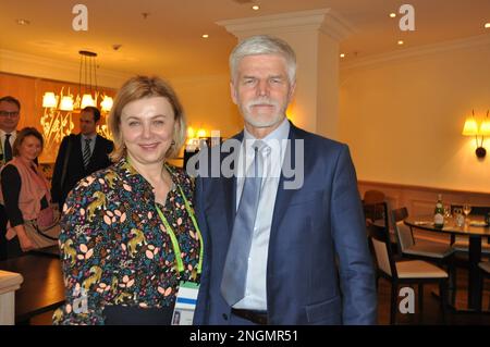 München, Deutschland. 18. Februar 2023. Der designierte tschechische Präsident Petr Pavel, Right, und der tschechische Generalkonsul in München nehmen an der Münchner Sicherheitskonferenz am 18. Februar 2023 in München Teil. Kredit: Ales Zapotocky/CTK Photo/Alamy Live News Stockfoto