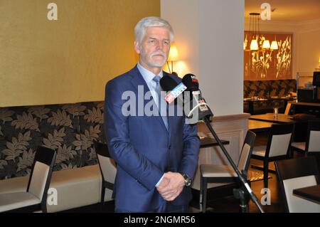 München, Deutschland. 18. Februar 2023. Der designierte tschechische Präsident Petr Pavel spricht auf der Münchner Sicherheitskonferenz am 18. Februar 2023 in München mit Journalisten. Kredit: Ales Zapotocky/CTK Photo/Alamy Live News Stockfoto