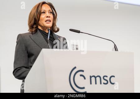 München, Deutschland. 18. Februar 2023. US-Vizepräsident Kamala Harris hält am 18. Februar 2023 auf der Münchner Sicherheitskonferenz im Bayerischen Hof Hotel in München eine Rede. Harris gab bekannt, dass Russland Verbrechen gegen die Menschlichkeit begangen hat und dass man sie zur Rechenschaft ziehen wird. Kredit: Marc Mueller/MSC/Marc Mueller/Alamy Live News Stockfoto