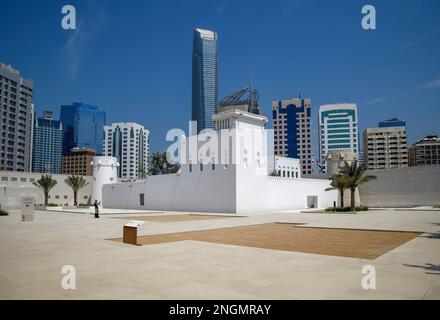 Altes Fort und Museum Qasr al Hosn vor Wolkenkratzern, ältestes Gebäude in Abu Dhabi, Emirat Abu Dhabi, Vereinigte Arabische Emirate Stockfoto