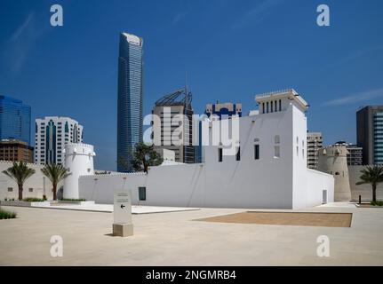 Altes Fort und Museum Qasr al Hosn vor Wolkenkratzern, ältestes Gebäude in Abu Dhabi, Emirat Abu Dhabi, Vereinigte Arabische Emirate Stockfoto
