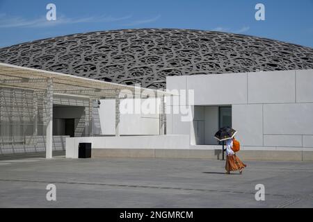 Überdachter Eingang zum Louvre Abu Dhabi, Architekt Jean Nouvel, Saadiyat Island, Abu Dhabi, Vereinigte Arabische Emirate Stockfoto