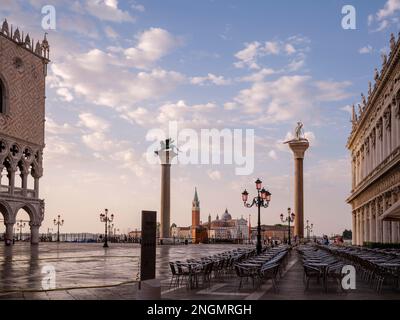 Piazetta San Marco, Markusplatz, Dogenpalast links, Kirche San Giorgio Maggiore hinten, Markuslöwe in der Mitte, Biblioteca Stockfoto