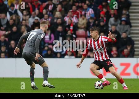 Jack Clarke von Sunderland tritt gegen Mark Sykes von Bristol City während des Sky Bet Championship-Spiels zwischen Sunderland und Reading im Stadium of Light, Sunderland, am Samstag, den 11. Februar 2023 an. (Foto: Michael Driver | MI News) Guthaben: MI News & Sport /Alamy Live News Stockfoto