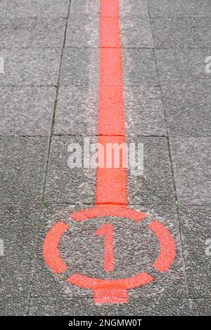 Der Roter Faden – übersetzt als roter Faden – markiert einen Rundgang entlang 36 Sehenswürdigkeiten in Hannover Stockfoto
