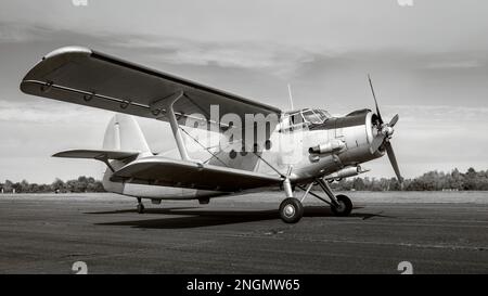 Historische Flugzeuge auf einer Start-und Landebahn bereit Stockfoto