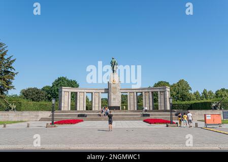 2019-24-07 Berlin, Deutschland: Sowjetische Ehrenmal im Tiergarten auf sonnigen Sommertag Stockfoto