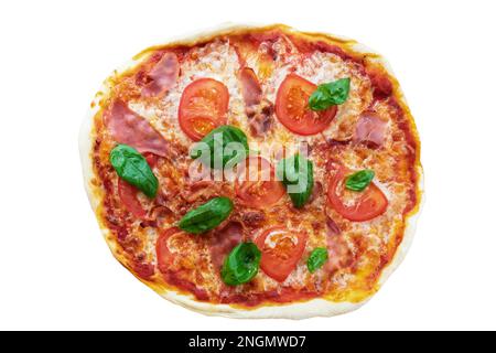 Blick von oben auf die frische, hausgemachte Pizza mit Serrano Schinken, in Scheiben geschnittene Tomaten und Basilikum auf weißem Hintergrund Stockfoto