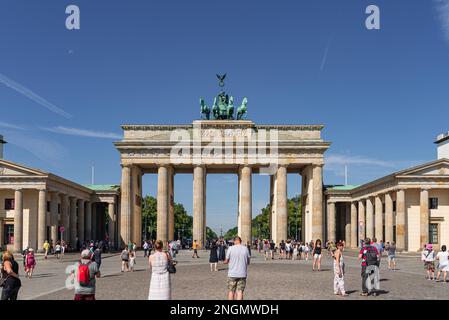 2019-24-07 Berlin, Deutschland: Gruppen von Touristen am Pariser Platz am Brandenburger Tor auf der Suche nach sonnigen Sommertag Stockfoto