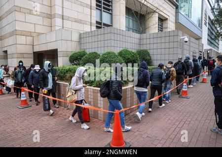 Prozess gegen die nationale Sicherheit Hongkongs; Staatsanwälte beschuldigen 47 Oppositionelle am West Kowloon Law Court. Das Bild zeigt Personen, die sich auf der Besuchertribüne anstellen, während des Prozesses gegen 16 Personen, gegen die eine Subversion-Anklage erhoben wurde. 13FEB23 SCMP /K. Y. Cheng Stockfoto